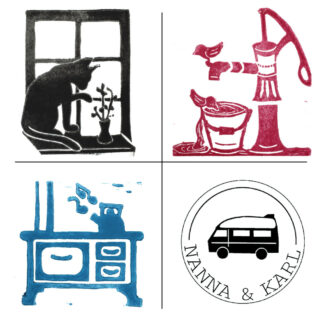 Drei Linoldrucke, ein blauer mit Küchenhexe und Kessel, ein schwarzer, mit Katze auf Fensterbank und Blumenvase, ein roter mit Schwengelpumpe und Spatzen, das Logo von Nanna&Karl