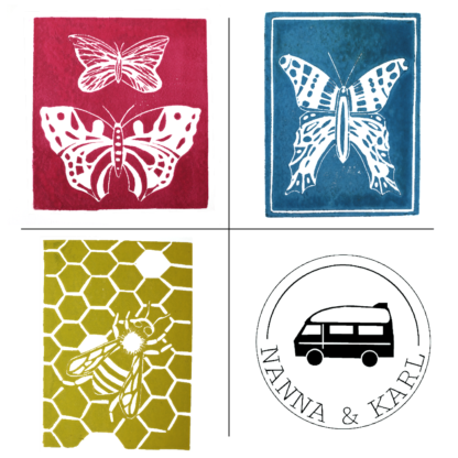Drei Linoldruckmotive: zwei Schmetterlinge in rot, ein Schmetterling in blau, Biene auf Bienenwaben in grün, sowie das Logo von NANNA&KARL