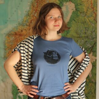Frau vor Landkarte mit blauem T-Shirt handbedruckt mit einem Linolschnitt, der eine Meerjungfrau zeigt