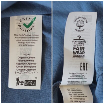 Detailaufnahme Schildchen im T-Shirt mit den Zertifikaten der Fair Wear Foundation, Biobaumwolle und Klimaneutraler Produktion