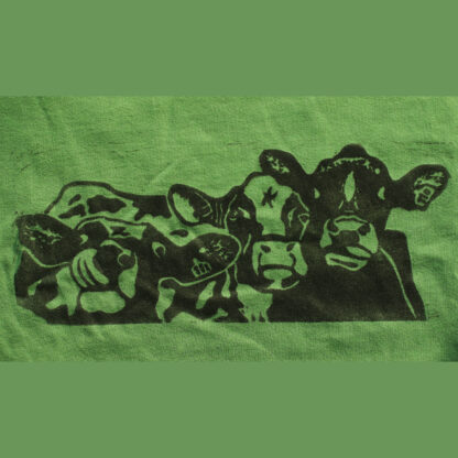 Linoldruck auf Textil der drei Kühe zeigt, eine schleckt sich die Nase