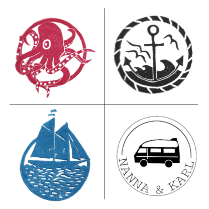 Drei Linoldruckmotive: ein Oktopus in rot, ein Segelschiff in blau, ein Anker vor Wellen in schwarz, sowie das Logo von NANNA&KARL