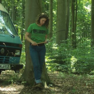 Frau in grünem T-Shirt im Wald, handbedrucktes T-Shirt mit einem Linolschnitt, Camping Szene