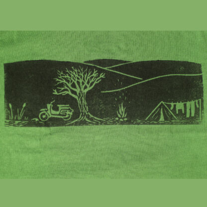 Linoldruck auf grünem textil, Motiv einer Camping Szene mit Baum in der Mitte, Zelt, Wäscheleine und Lagerfeuer zur rechten und Links eine Simson Schwalbe und ein Teich