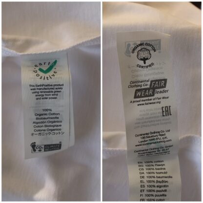 Detailaufnahme T-Shirtschildchen mit Zertifikaten der Fair Wear Foundation, der klimaneutralen Produktion, der Biobaumwolle