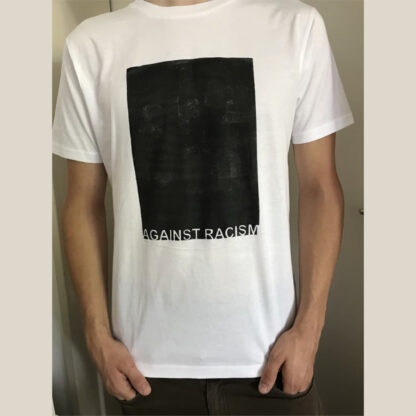 handbedrucktes T-Shirt mit Linolschnitt, der schwarze Fläche mit invertierter weißer Schrift zeigt: against racism