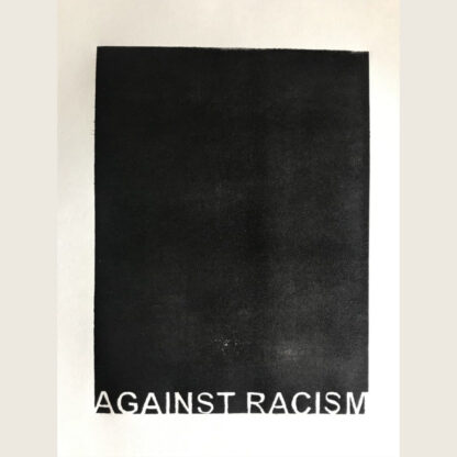 handbedrucktes T-Shirt mit Linolschnitt, der schwarze Fläche mit invertierter weißer Schrift zeigt: against racism