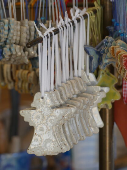 Keramikdeko, Engel, weiß glasierte keramische Anhänger am Schleifenband.