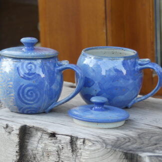 Zwei Kugel-Keramiktassen mit Deckel und blauem Dekor