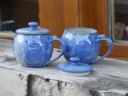 Zwei Kugel-Keramiktassen mit Deckel und blauem Dekor