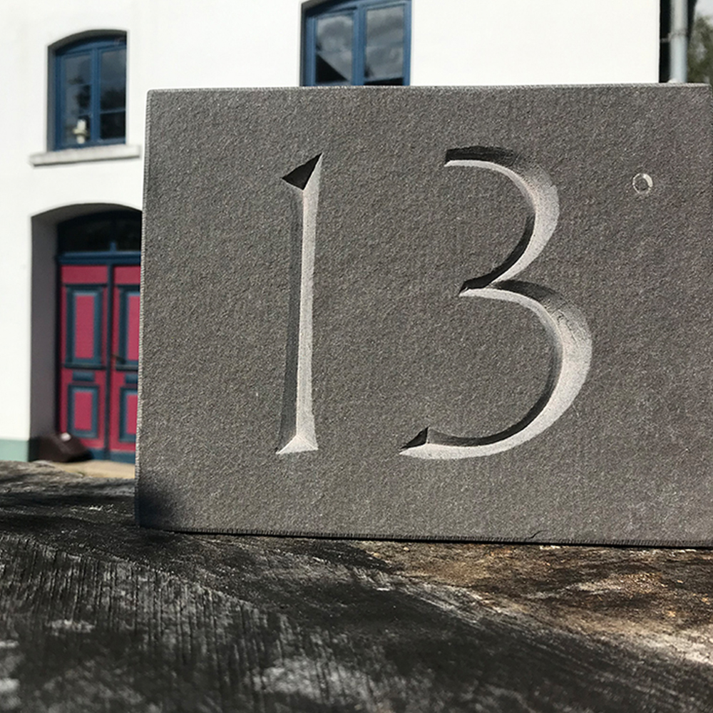 Hausnummer / Zahl in Grauwackeplatte gemeisselt 