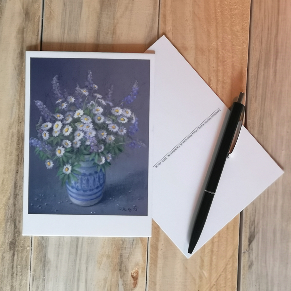 Blumenbild Postkarte mit Stift auf Holztisch