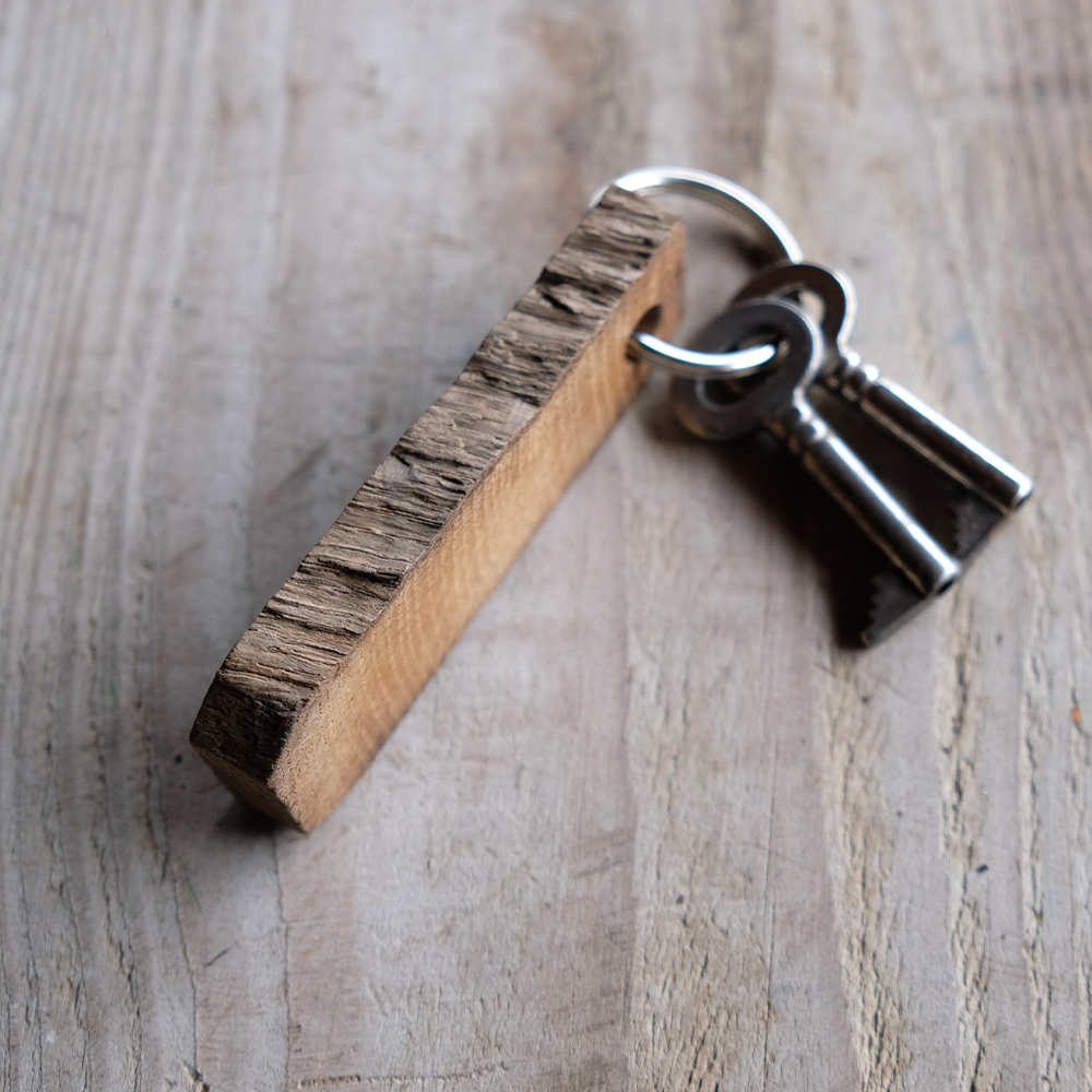 Schlüsselanhänger aus 300 Jahre altem Eichenholz. Lokal denken. Dorfladen Hardenwerk.