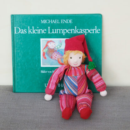 Lumpenkaster Puppe sitzt vor dem Buch von Michael Ende