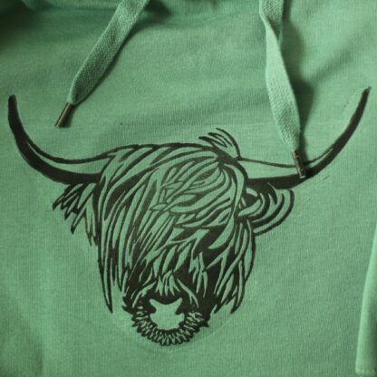 Schwarzer Linoldruck auf mindgrünem Textil der den Kopf eines Highlandrindes zeigt